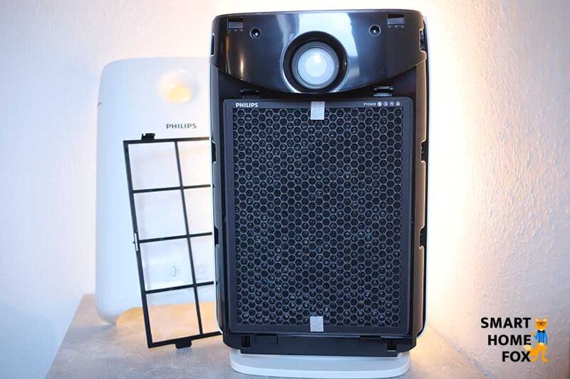Der Philips Series 2000i AC2889/10 Luftreiniger steht offen und der Aktivkohlefilter ist eingesetzt und der Vorfilter steht daneben